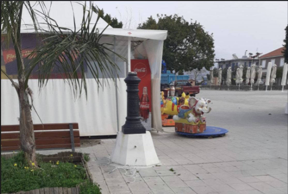 Δελτίο Τύπου της Λαϊκής Συσπείρωσης για την Κατάρρευση Δεύτερου Φανοστάτη στην Πλατεία Ληξουρίου και την Επικινδυνότητα της Κατάστασης που Διαμορφώνεται στο Ληξούρι