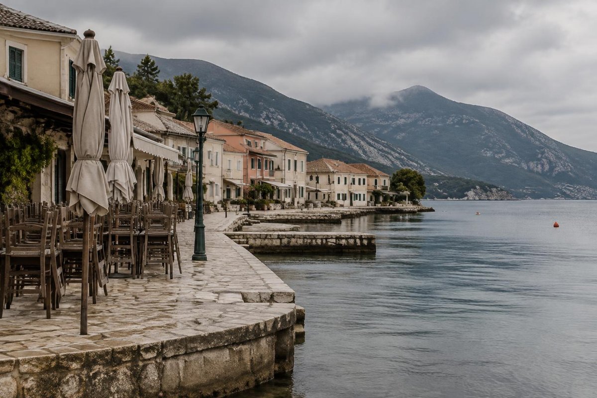 Άδειο παραλιακό μέτωπο κεφαλονίτικου χωριού εκτός σεζόν